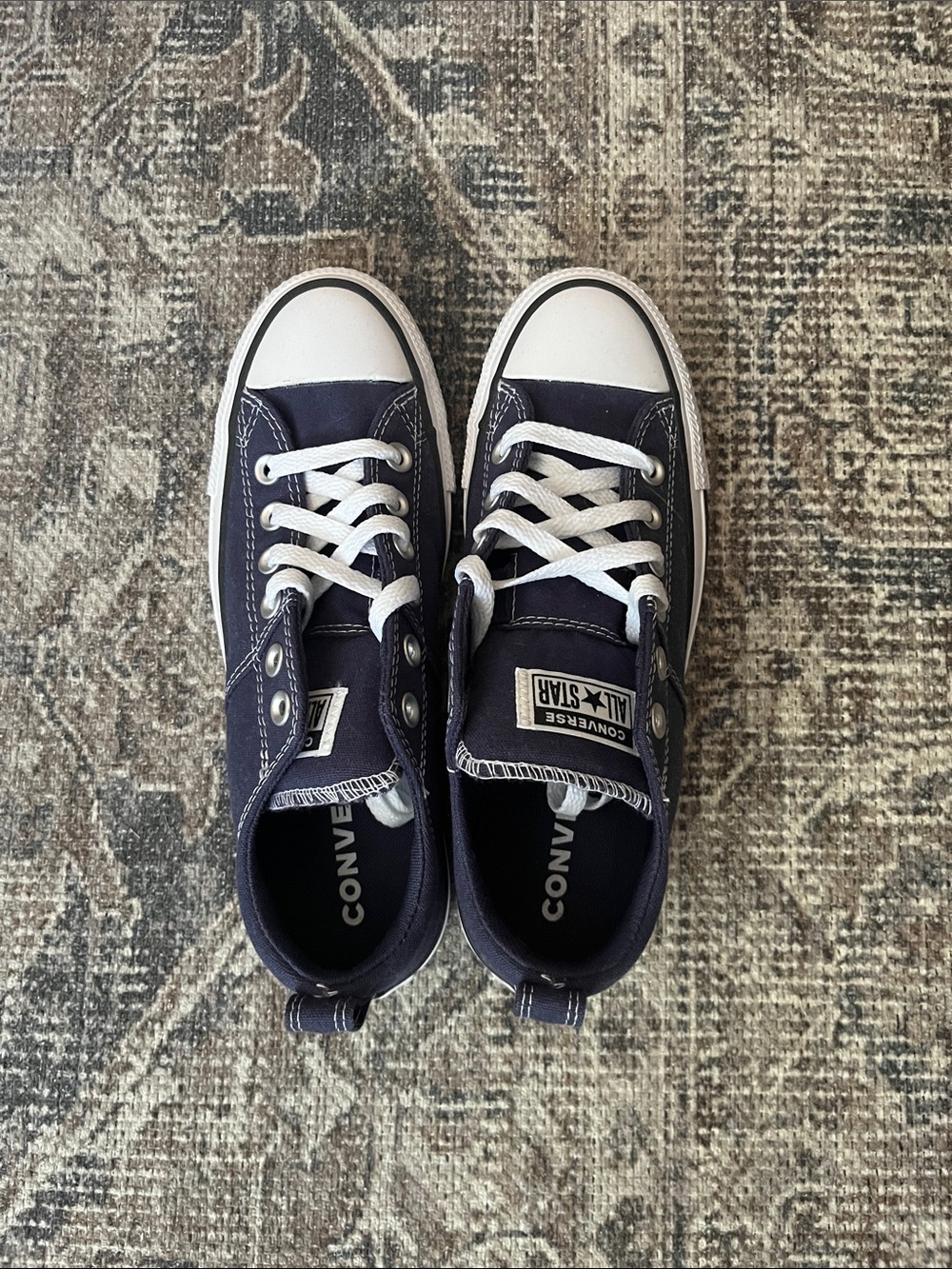 Converse Women’s Navy and White Low Top Sneakers size 8